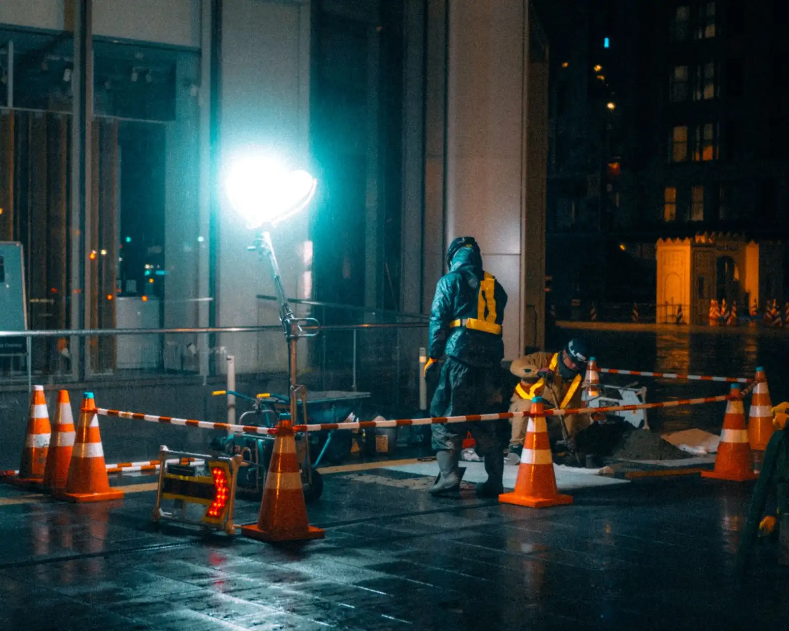 舞台背景设计与邀请函排版：珊瑚珀网络科技的双线服务优势