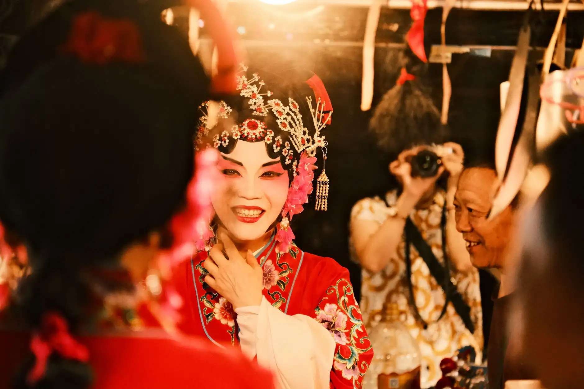 海南企业活动视觉升级：舞台背景设计与主视觉的协同策略