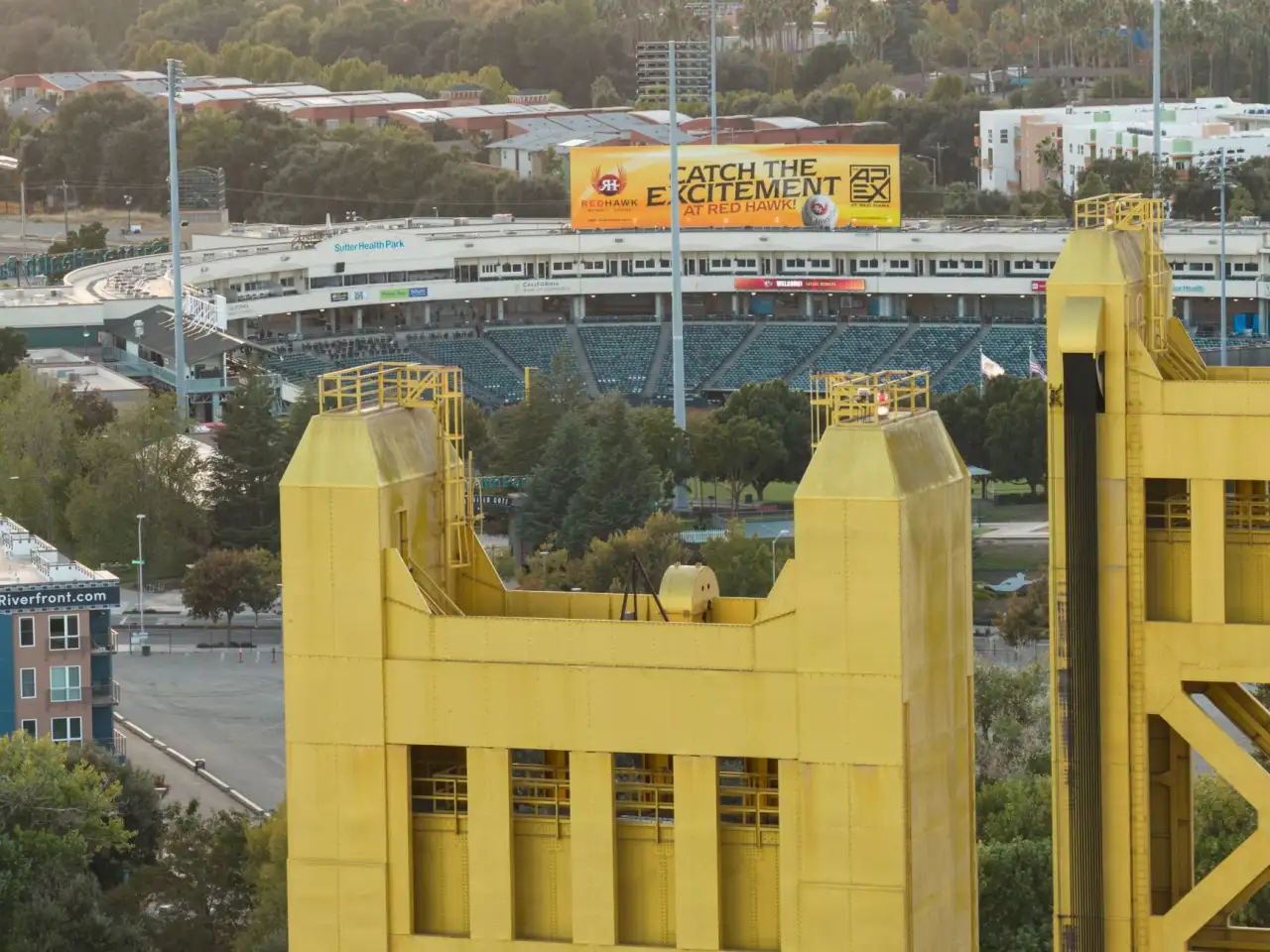 海南企业活动主视觉设计：从舞台背景到邀请函的整体视觉策略