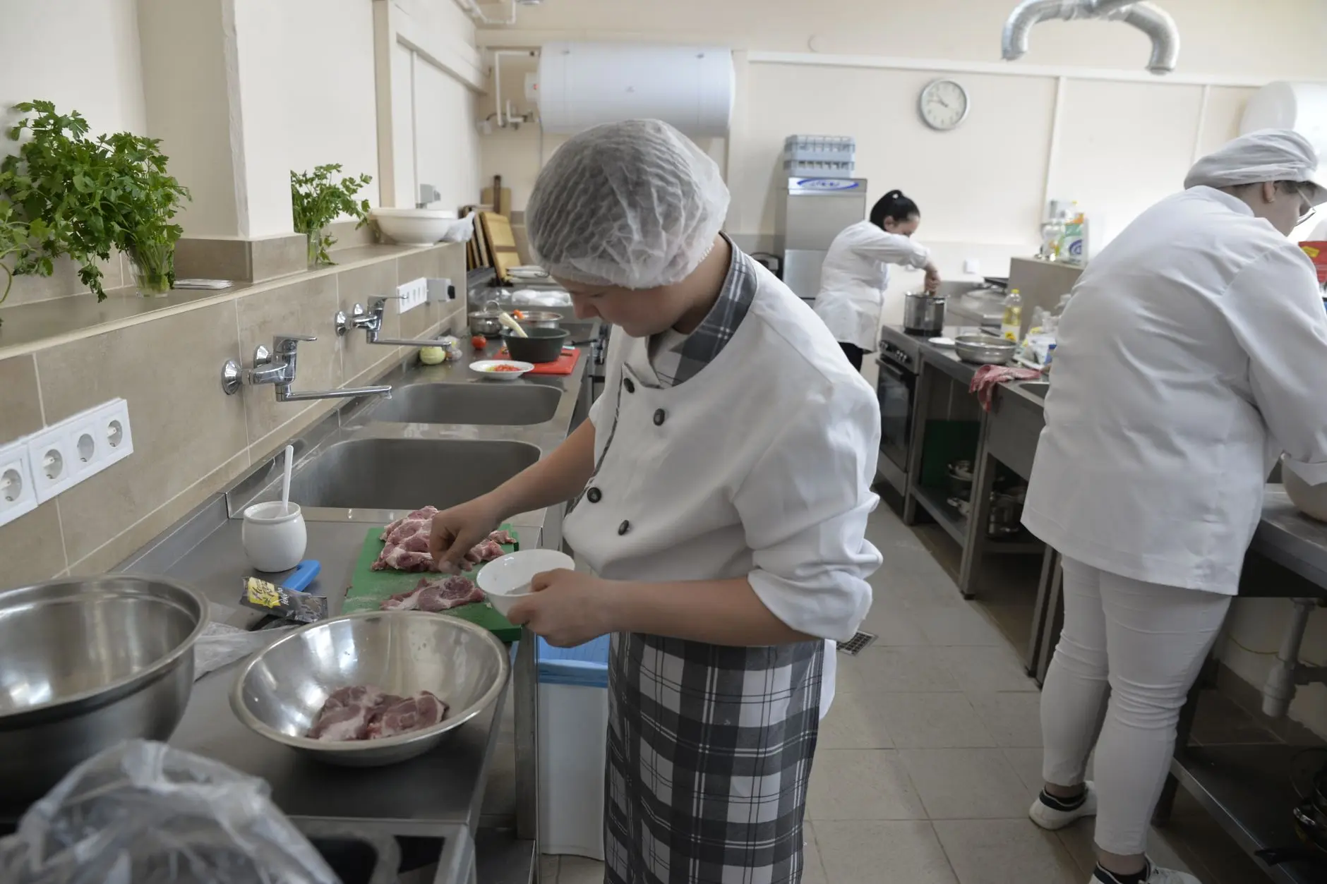 海南活动主视觉设计中色彩搭配策略与行业应用分析