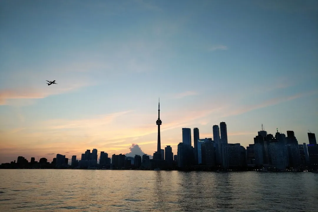 海南活动主视觉设计趋势分析：2025年色彩与材质应用新方向