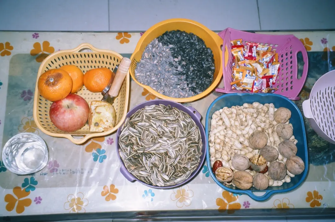 舞台背景设计与邀请函视觉统一:珊瑚珀品牌活动全案解析