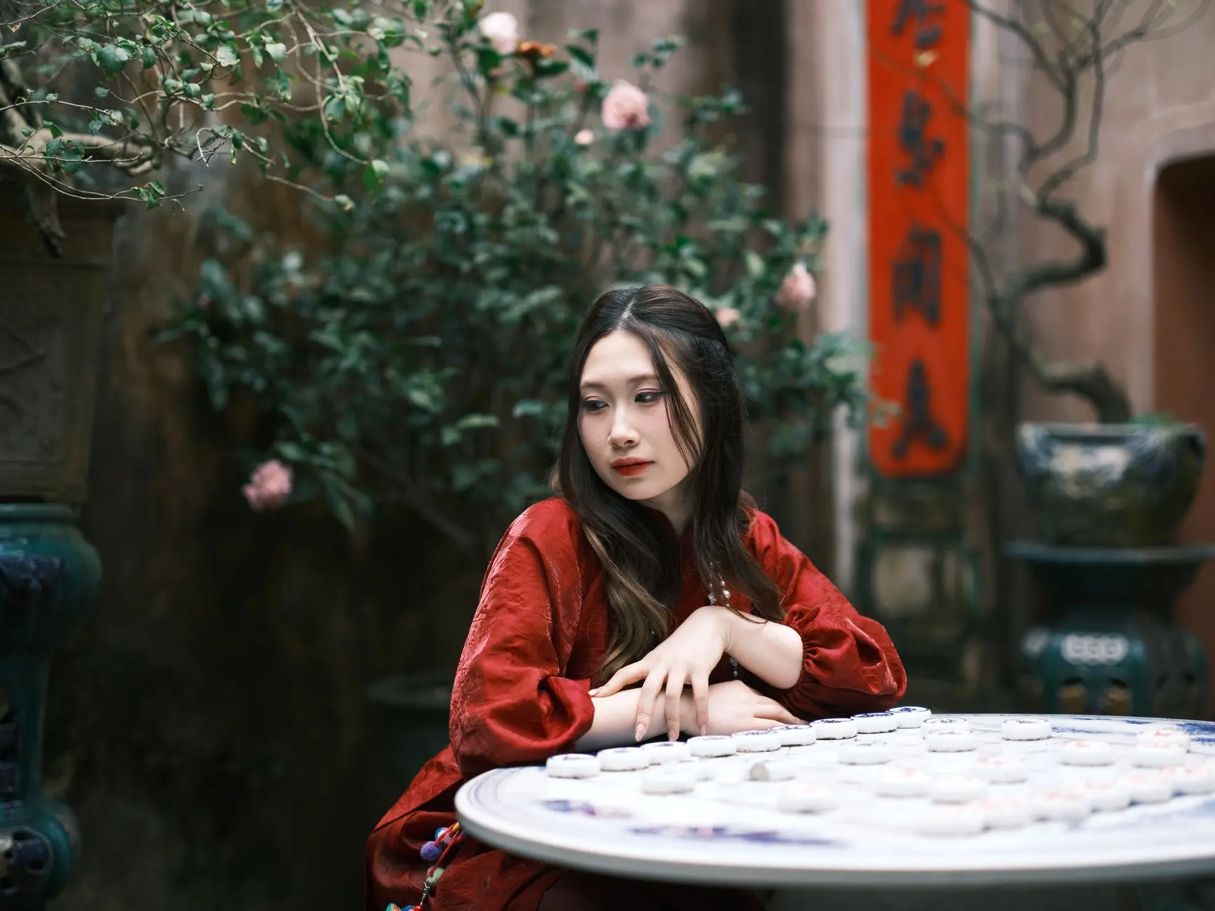 舞台背景设计中的材质选择与光影效果优化方案