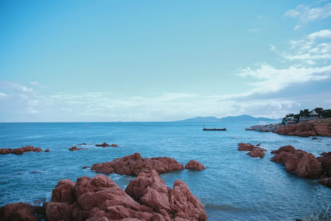 海口市活动主视觉设计：舞台背景与邀请函的视觉统一策略